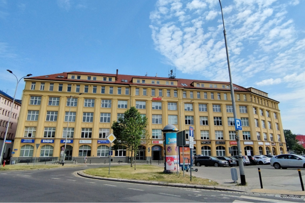bardzo duży, zółty budynek znajdujący się na pl. Solidarności we Wrocławiu